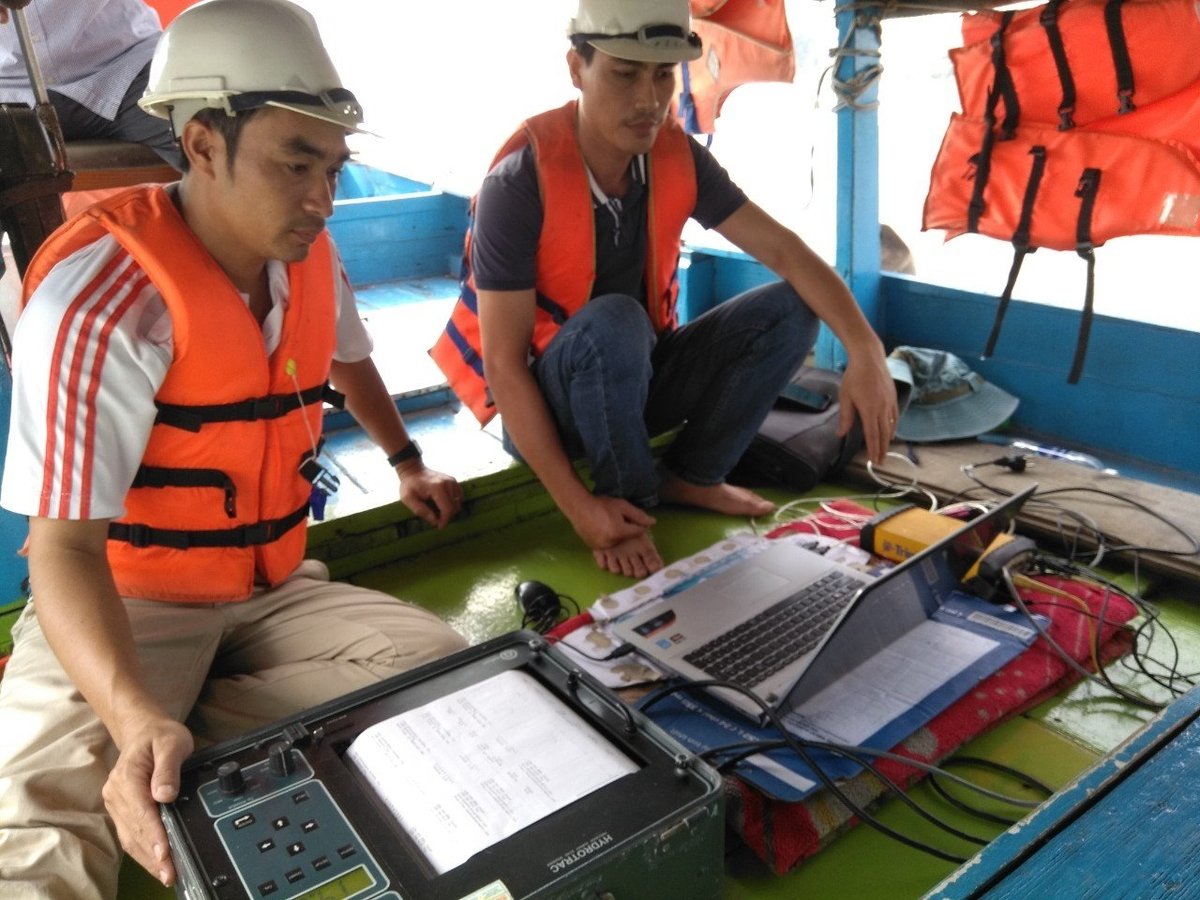 Cả ekip phải làm việc liên tục 12-14 giờ mỗi ngày, trong không gian chỉ rộng vài mét vuông, giữa một thế giới chỉ có màu xanh vô tận. Ảnh: Sơn Cường.