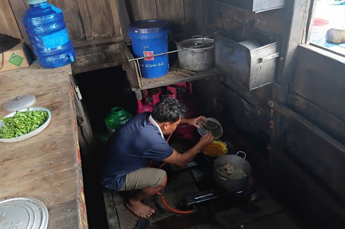 Cảnh sinh hoạt khó khăn, thiếu thốn trên tàu của những cán bộ đo đạc bản đồ biển. Ảnh: Sơn Cường.