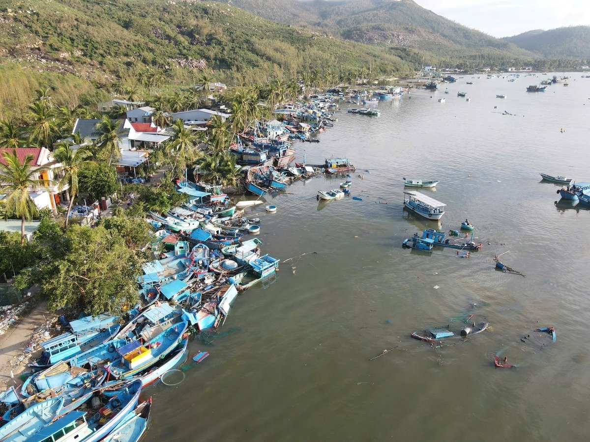 Tàu thuyền ở Vũng Chao tan nát sau bão số 13. Ảnh: Tuấn Anh.