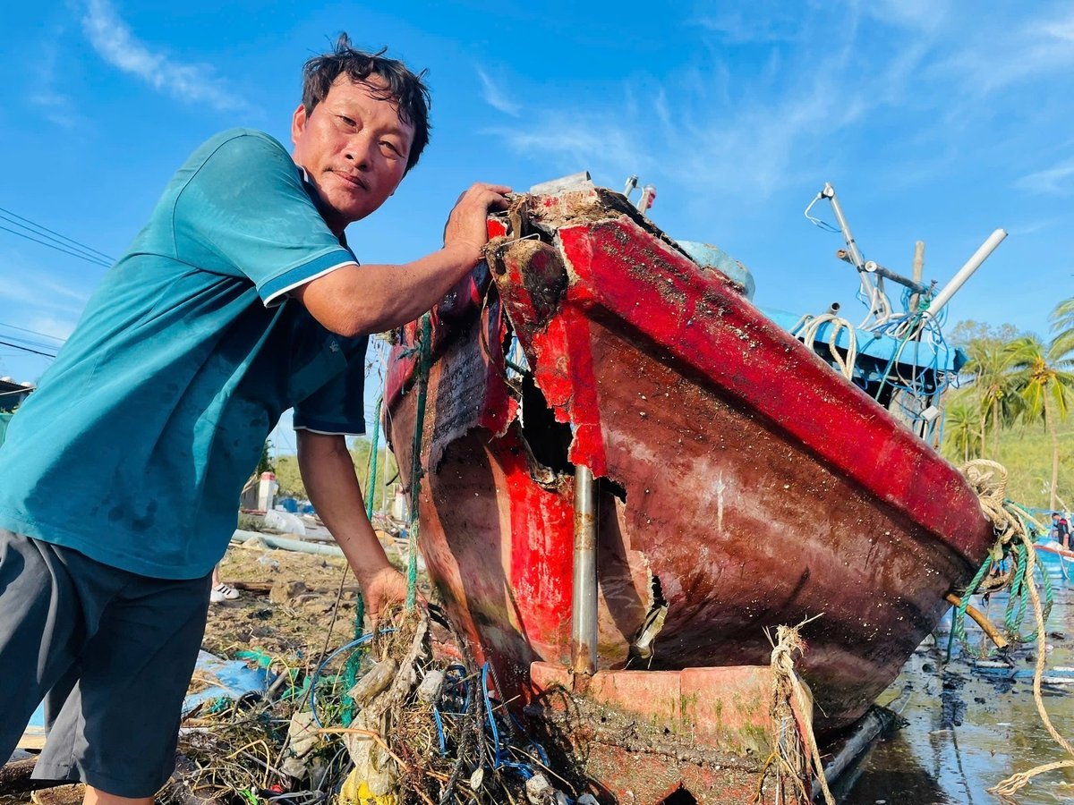 Chiếc tàu trị giá 100 triệu đồng của ông Nguyễn Thành bị sóng đánh vỡ nát. Ảnh: Tuấn Anh.