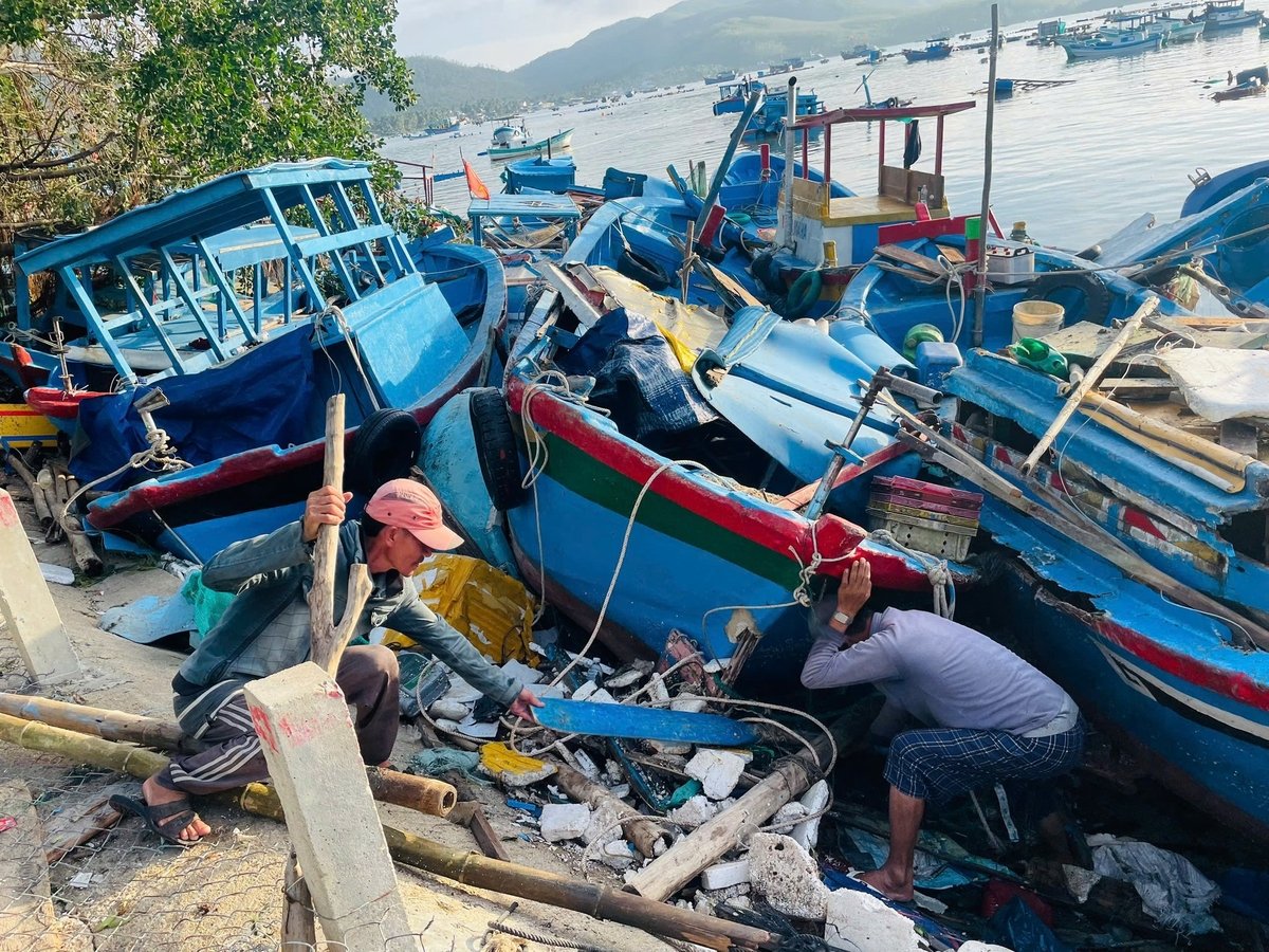 Ngư dân vật lộn với đống đổ nát, tìm kiếm, tận dụng những gì còn sót lại. Ảnh: Tuấn Anh.