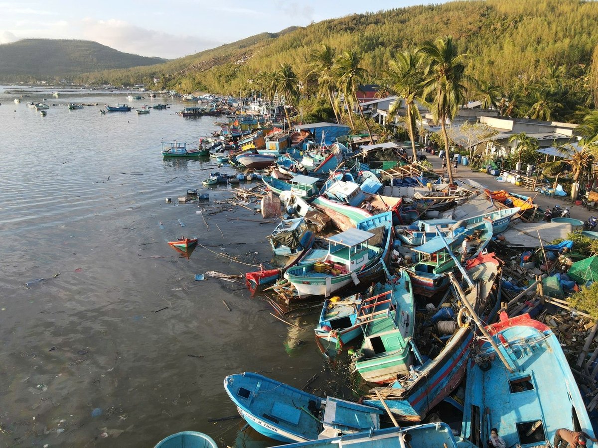 Theo thống kê, hàng trăm tàu thuyền bị hư hỏng nặng. Ảnh: Tuấn Anh.