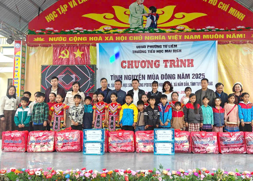 مدرسه ابتدایی مای دیچ هدایایی را به مدرسه شبانه‌روزی چه لا برای اقلیت‌های قومی اهدا می‌کند.