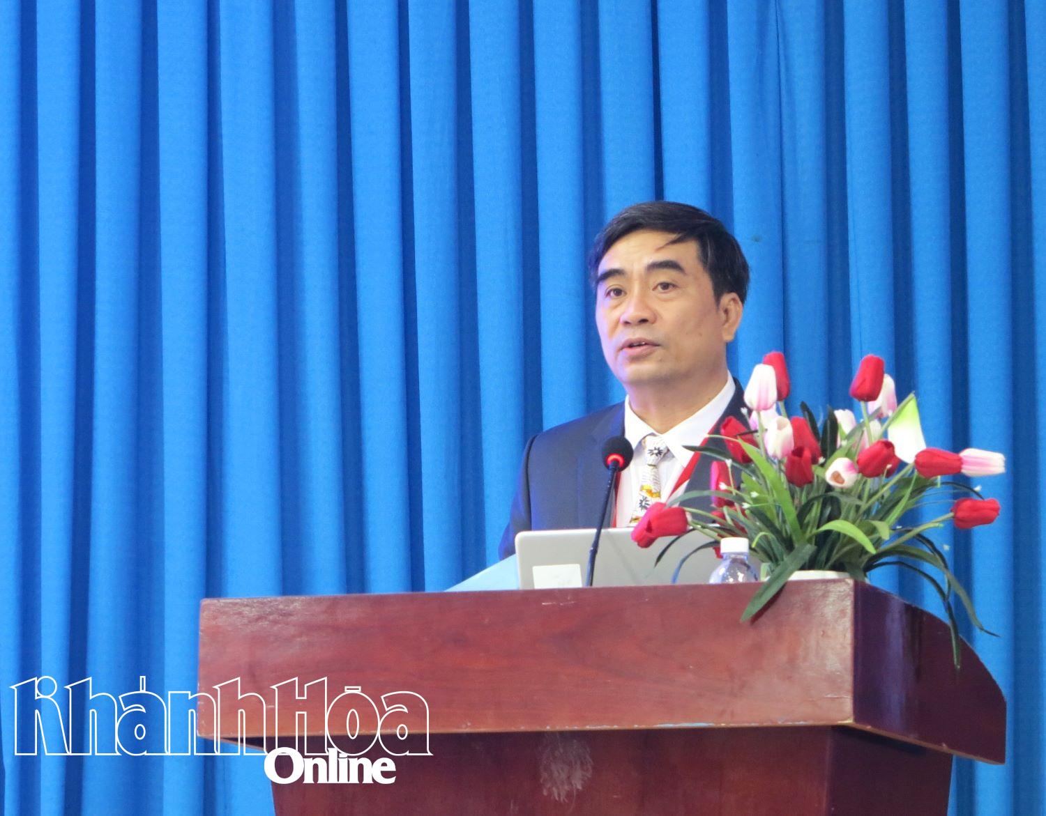 Giáo sư, Tiến sĩ Phạm Quốc Hùng - Phó Hiệu trưởng Trường Đại học Nha Trang phát biểu tại hội thảo. 