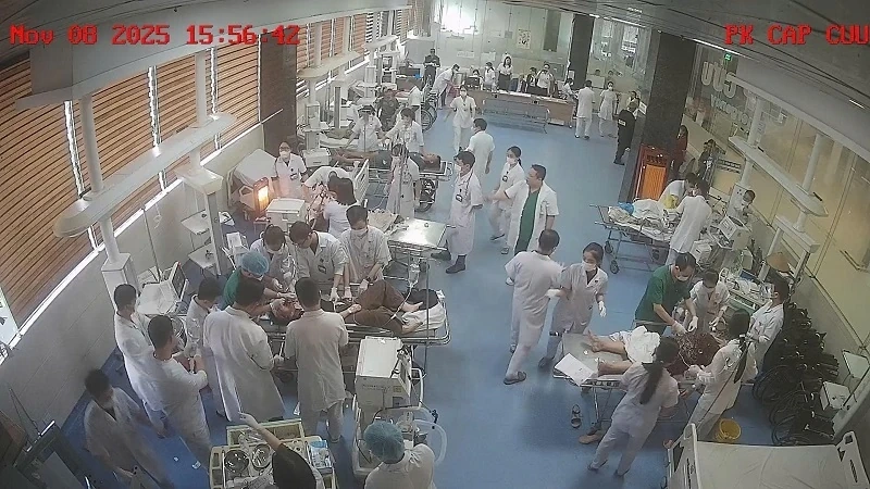 Söker anhöriga till trafikoffer på nord-sydlig motorväg, genom den gamla staden Nghi Son