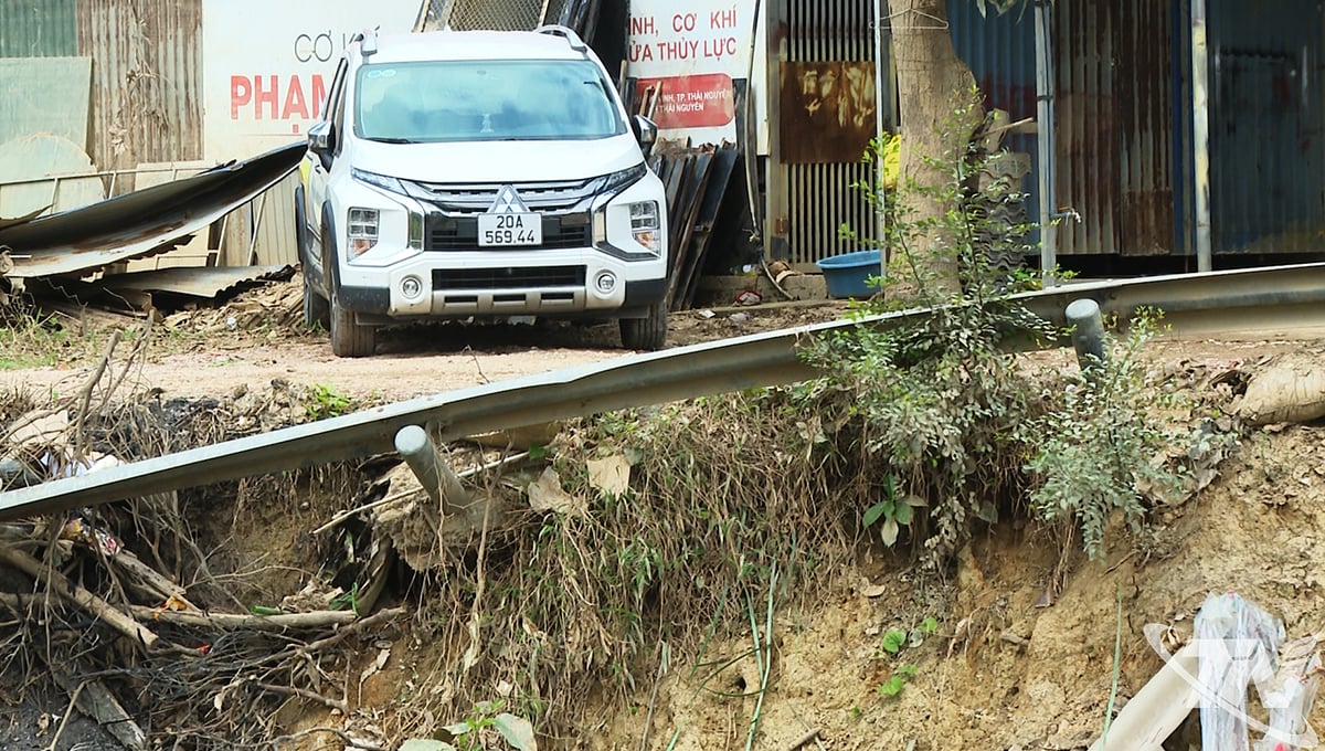 Sesuv půdy zasáhl obytnou ulici, která se nachází v blízkosti domů mnoha domácností ve skupině 6, v okrese Quan Trieu.