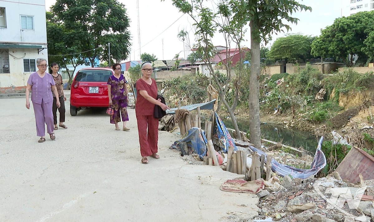 Obyvatelé bytového domu Tien Bo se obávají života v oblasti postižené sesuvy půdy