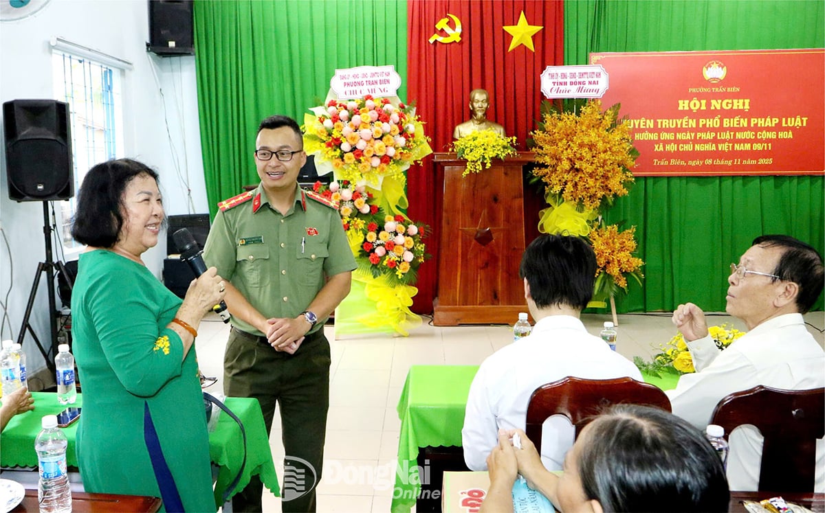 Công an tỉnh Đồng Nai phối hợp cùng khu phố Tân Lại (phường Trấn Biên) tổ chức hội nghị tuyên truyền phổ biến pháp luật. Ảnh: Văn Truyên
