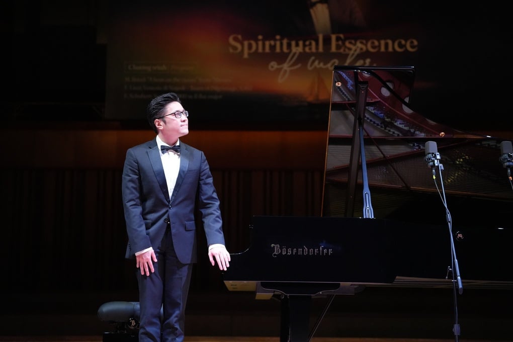 アーティスト Luu Hong Quang が 3 つのクラシック曲をソロで演奏 - 1