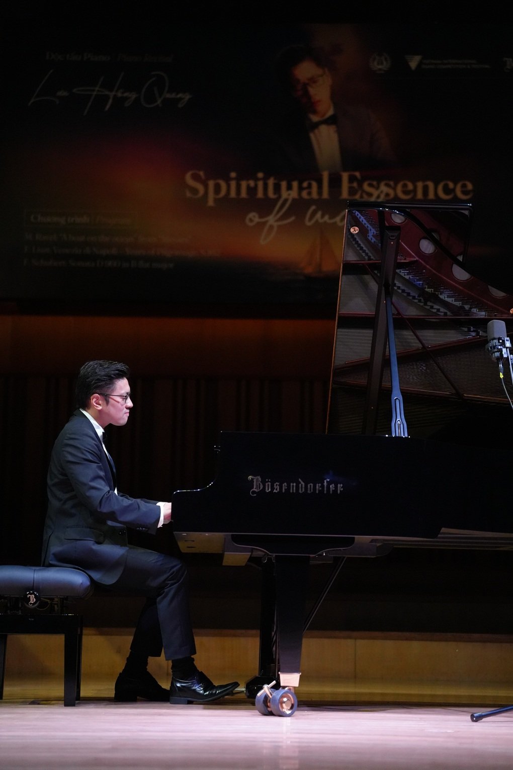 アーティストLuu Hong Quangが3つのクラシック曲をソロで演奏 - 2