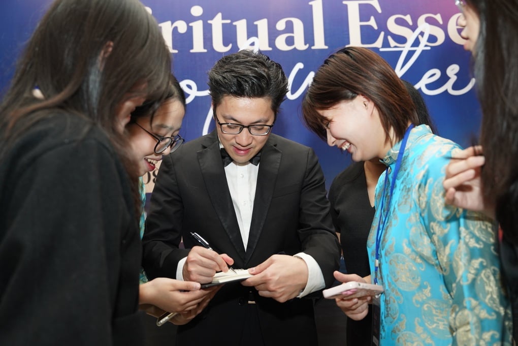 アーティスト Luu Hong Quang が 3 つのクラシック曲をソロで演奏 - 3