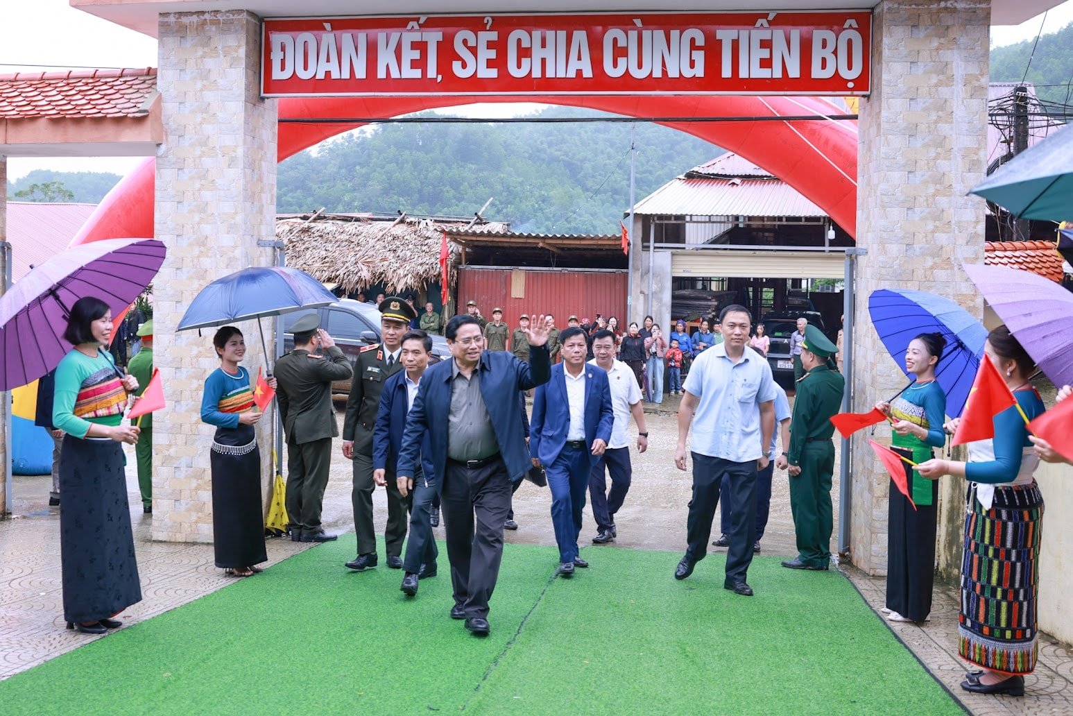 UPDATE: ໂຄງການກໍ່ສ້າງໂຮງຮຽນກິນນອນຢູ່ເຂດຊາຍແດນທາງບົກ ເລີ່ມລົງມືກໍ່ສ້າງ - ພາບ 1. CẬP NHẬT: Khởi công xây dựng các trường phổ thông nội trú tại các xã biên giới đất liền- Ảnh 1.