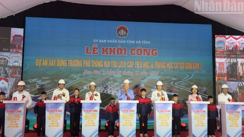 O camarada Nguyen Hoa Binh, membro do Politburo, Vice-Primeiro-Ministro Permanente e líderes de ministérios centrais, departamentos e Ha Tinh realizaram a cerimônia de lançamento da pedra fundamental do projeto.