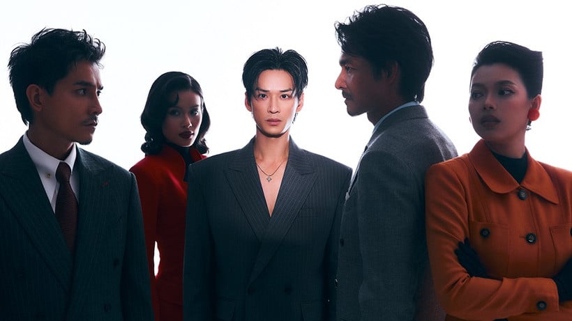 តួសម្តែង Tran Nghia (កណ្តាល) ជាមួយតួសម្តែងក្នុងរឿង 