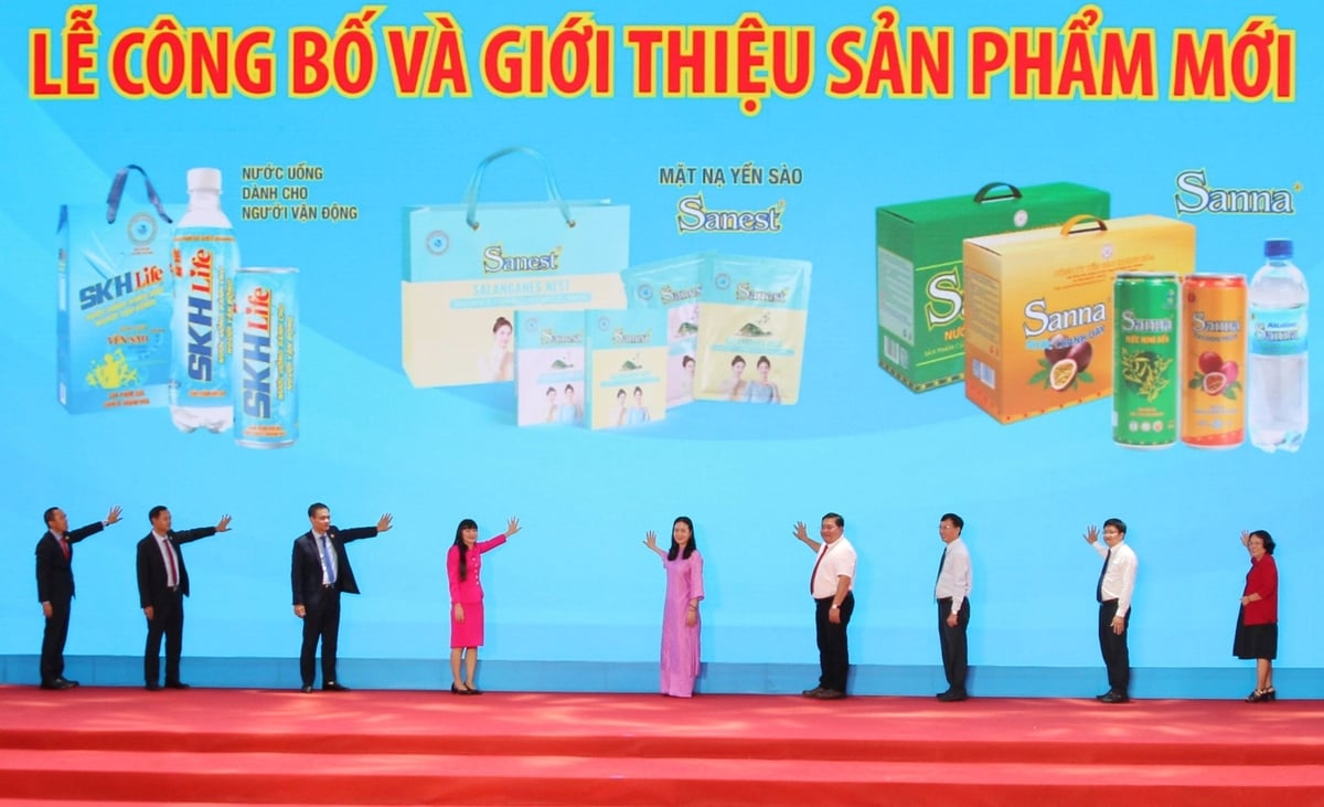 Các đại biểu là nghi thức ấn nút ra mắt sản phẩm mới của Công ty Yến sào Khánh Hòa. Ảnh: Phương Chi.