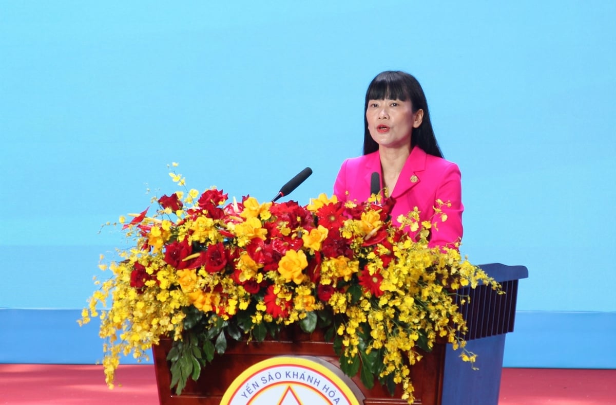 Bà Trịnh Thị Hồng Vân, Chủ tịch HĐTV Công ty Yến sào Khánh Hòa phát biểu tại buổi lễ. Ảnh: Phương Chi.