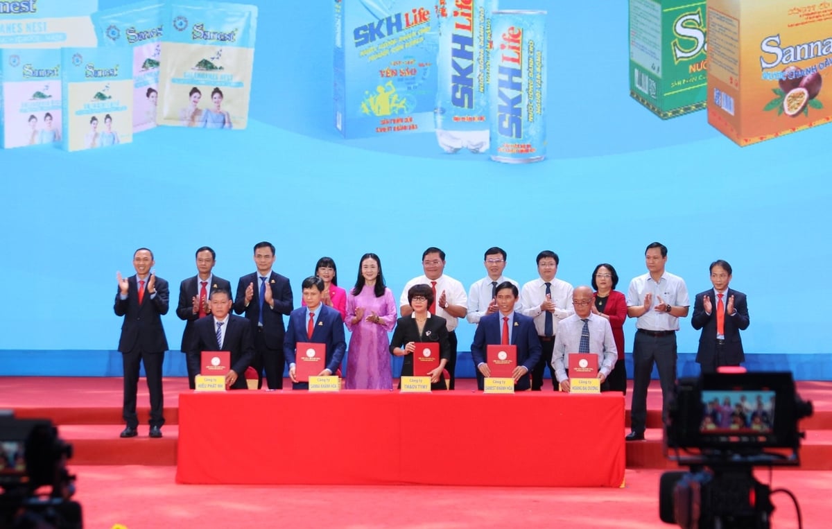 Công ty Yến sào Khánh Hòa ký kết hợp tác chiến lược phát triển sản phẩm mới với các đối tác. Ảnh: Phương Chi.