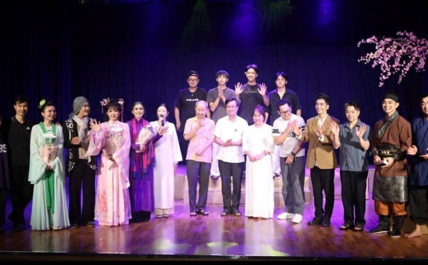 Dù bận rộn với công việc kinh doanh, anh Nguyễn Thành Nguyện vẫn dành thời gian quý báu cho Đờn ca tài tử. Ảnh: NVCC.