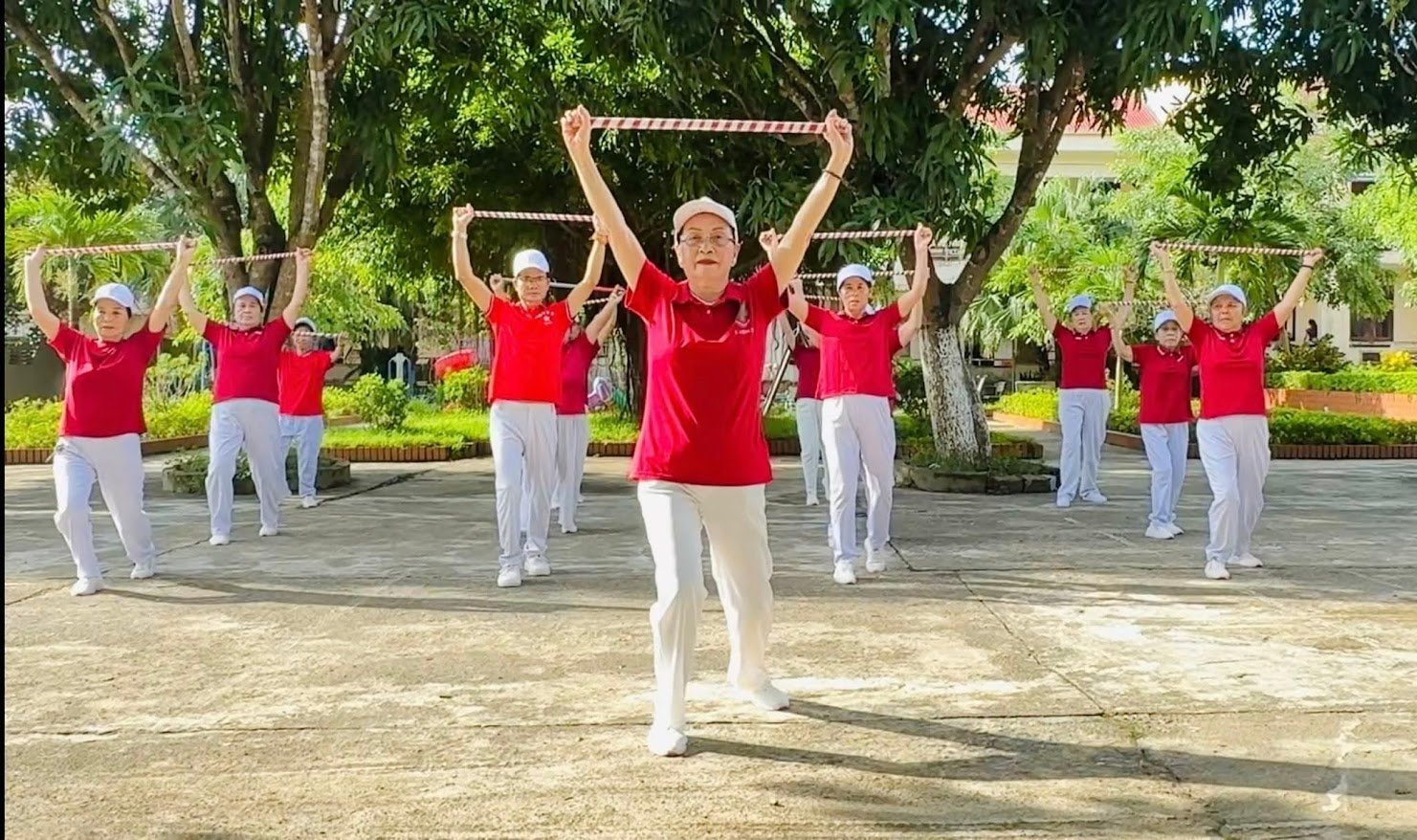 Vârstnicii de la Centrul de Asistență Socială Bac Quang Tri își mențin rutina zilnică cu exerciții ușoare pentru a le îmbunătăți sănătatea și spiritul - Foto: T.T.