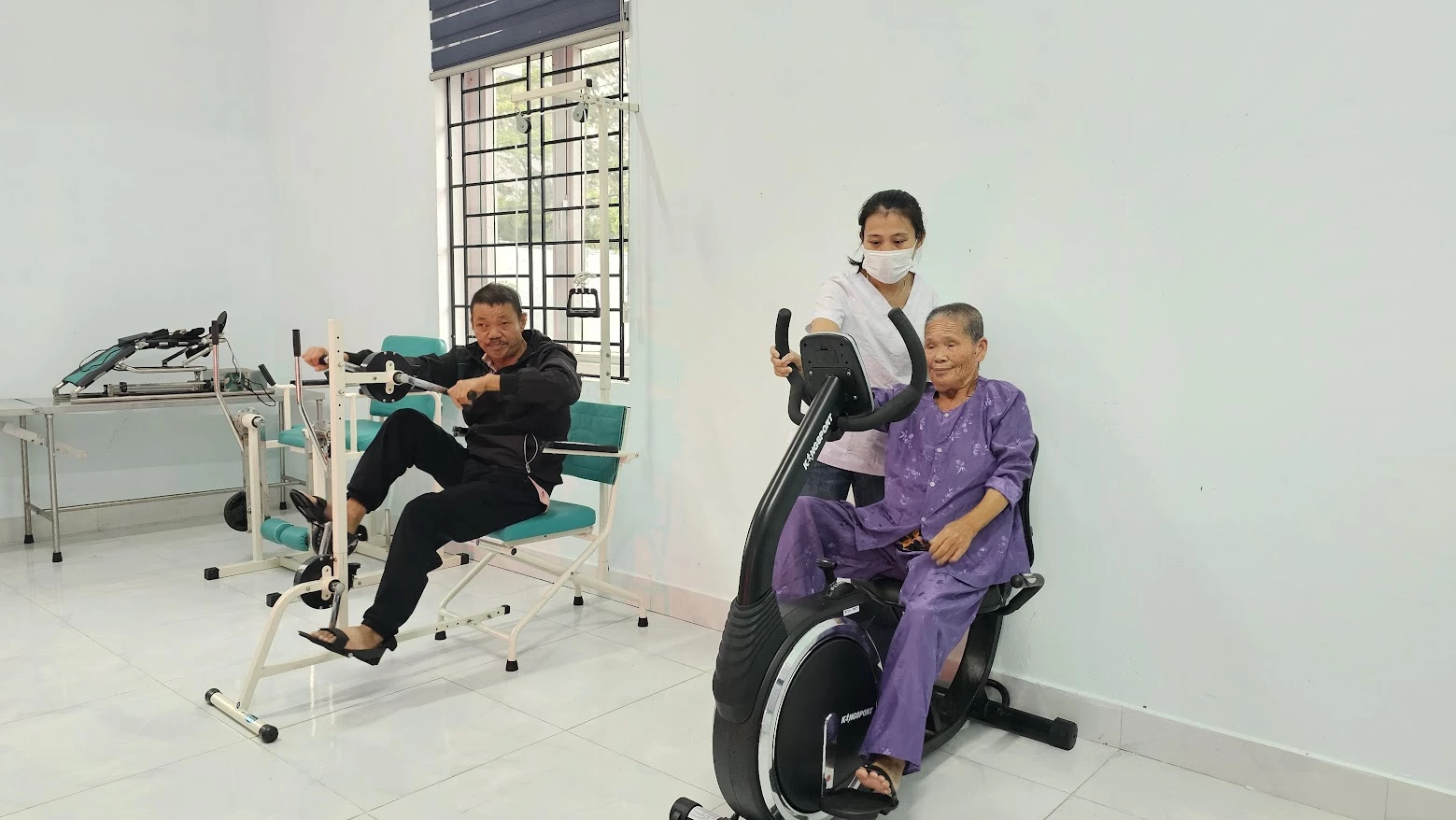 Tehnicienii de la Centrul de Asistență Socială Nam Quang Tri sprijină și ajută cu entuziasm persoanele defavorizate să își recapete treptat funcțiile motorii - Foto: T.T