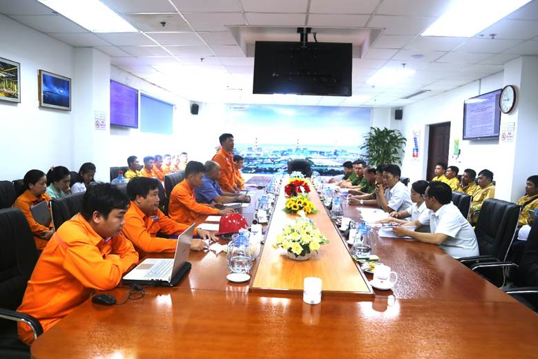 កម្លាំងបង្ការ និងពន្លត់អគ្គិភ័យ នៃក្រុមហ៊ុនថាមពលកំដៅ ឌឿងហៃ បានសម្របសម្រួលជាមួយអង្គភាពជំនាញ ដើម្បីបើកកិច្ចប្រជុំ ដើម្បីដាក់ពង្រាយសមយុទ្ធនេះ។