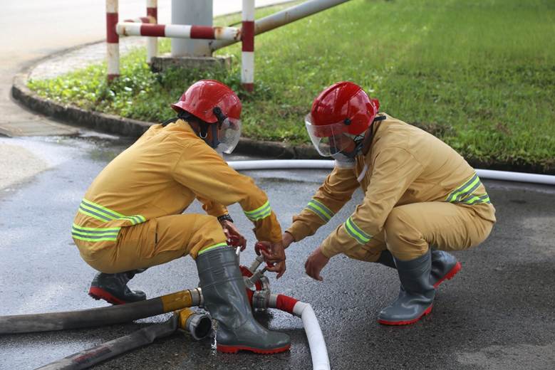 កម្លាំងជំនាញ និងរថយន្តជាច្រើនគ្រឿងត្រូវបានកេណ្ឌដើម្បីអនុវត្តដោះស្រាយឧប្បត្តិហេតុ។