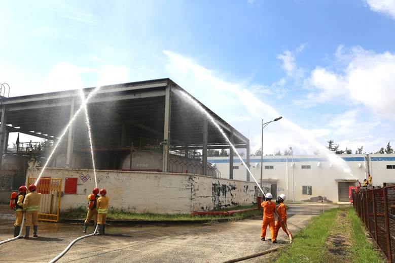 ក្រុមពន្លត់អគ្គិភ័យបានដាក់ពង្រាយក្រុមបាញ់ទឹកដើម្បីគ្រប់គ្រងស្ថានភាពភ្លើងដែលបានក្លែងធ្វើបានយ៉ាងឆាប់រហ័ស។