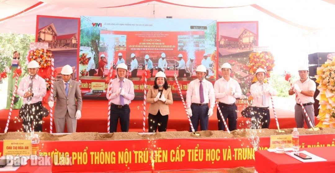 Delegaterna påbörjade byggandet av projektet.