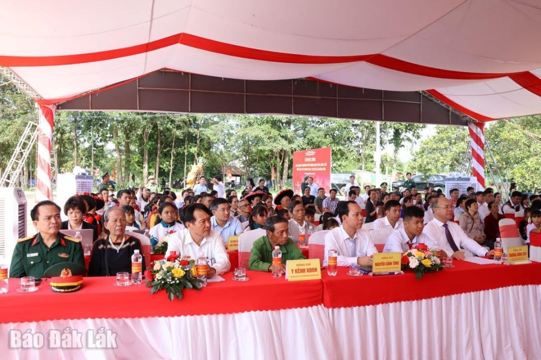 Delegater deltog i den första spadtagen för internatskolan på olika nivåer i gränskommunen Buon Don.