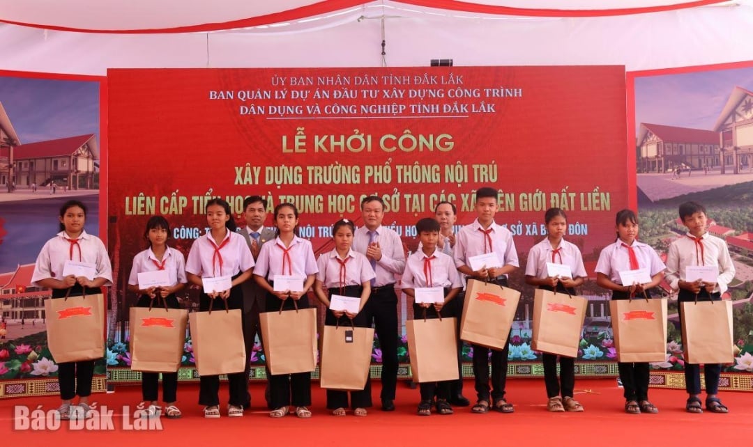 Provinsiella ledare och ledare för Buon Don-kommunen överlämnade gåvor till studenterna.