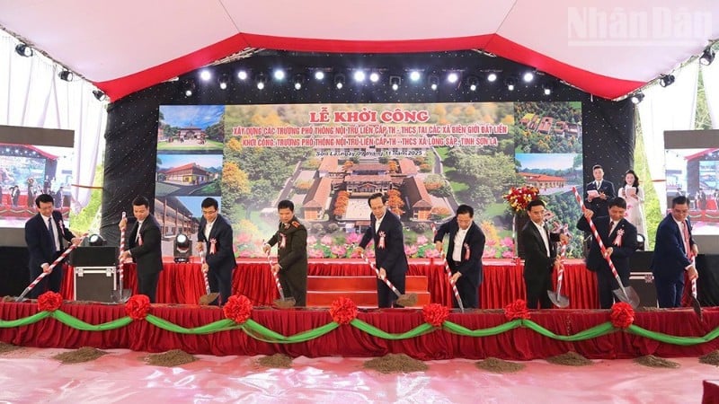 Delegeler, Long Sap Komünü İlkokulu ve Ortaokulu Yatılı Okulu'nun temel atma törenini gerçekleştirdi.