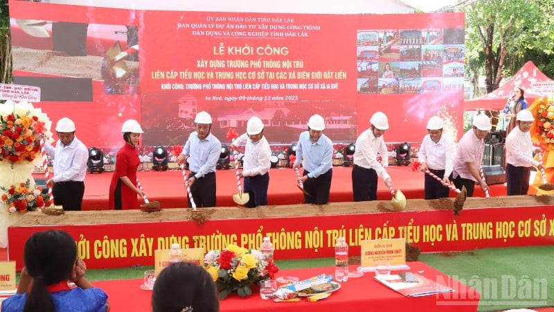 ឧបនាយករដ្ឋមន្ត្រី Mai Van Chinh និងគណៈប្រតិភូបានបើកការដ្ឋានសាងសង់សាលាបឋមសិក្សា និងអនុវិទ្យាល័យ Ia Rve។