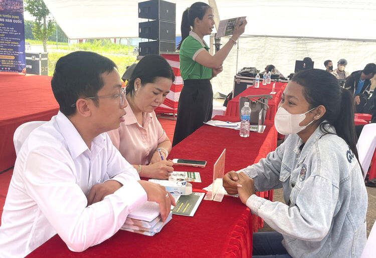 Hơn 300 người lao động tham gia ngày hội tư vấn, giới thiệu việc làm tại xã Châu Thành