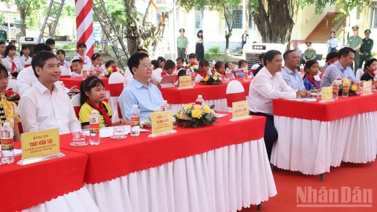 ທ່ານຮອງນາຍົກລັດຖະມົນຕີ Mai Van Chinh ພ້ອມກັບບັນດາຜູ້ແທນໄດ້ເຂົ້າຮ່ວມພິທີສ້າງຕັ້ງໂຮງຮຽນປະຖົມ ແລະ ມັດທະຍົມ Ia Rve. ndo_br_img-7465-3324.jpg