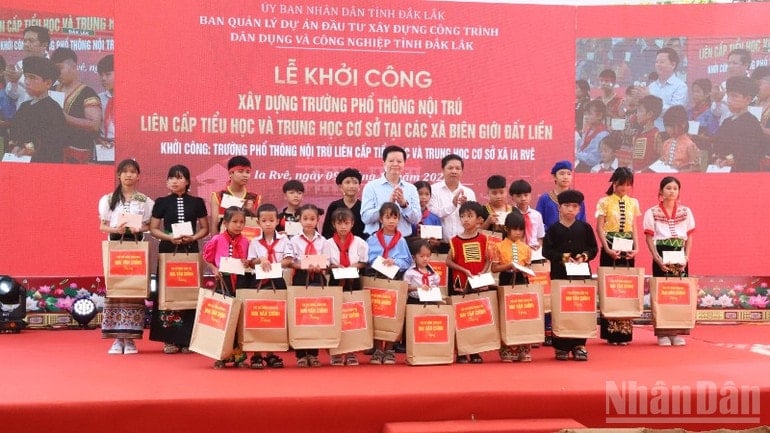 ທ່ານຮອງນາຍົກລັດຖະມົນຕີ Mai Van Chinh ແລະ ທ່ານເລຂາທິການໃຫຍ່ແຂວງ ດັກລັກ ໄດ້ມອບຂອງຂວັນໃຫ້ບັນດານັກຮຽນທີ່ມີຄວາມຫຍຸ້ງຍາກ. ndo_br_img-7521-8240.jpg