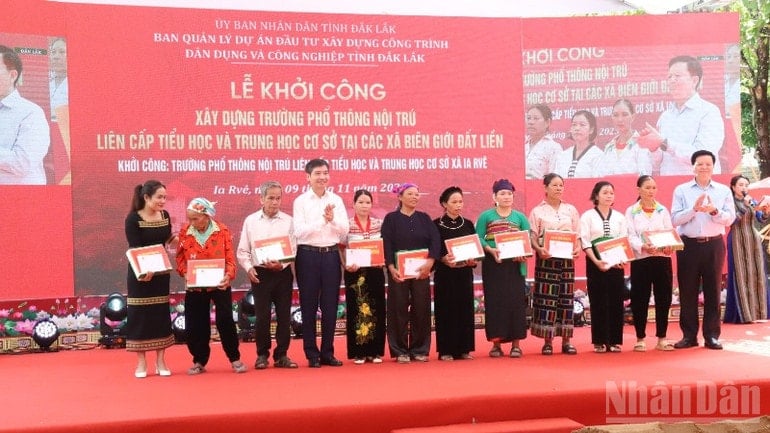 ທ່ານຮອງນາຍົກລັດຖະມົນຕີ Mai Van Chinh ແລະ ປະທານຄະນະກຳມະການປະຊາຊົນແຂວງ ດັກລັກ Ta Anh Tuan ໄດ້ມອບຂອງຂວັນໃຫ້ບັນດາຄອບຄົວທີ່ມີຄວາມຫຍຸ້ງຍາກ. ndo_br_img-7527-5487.jpg