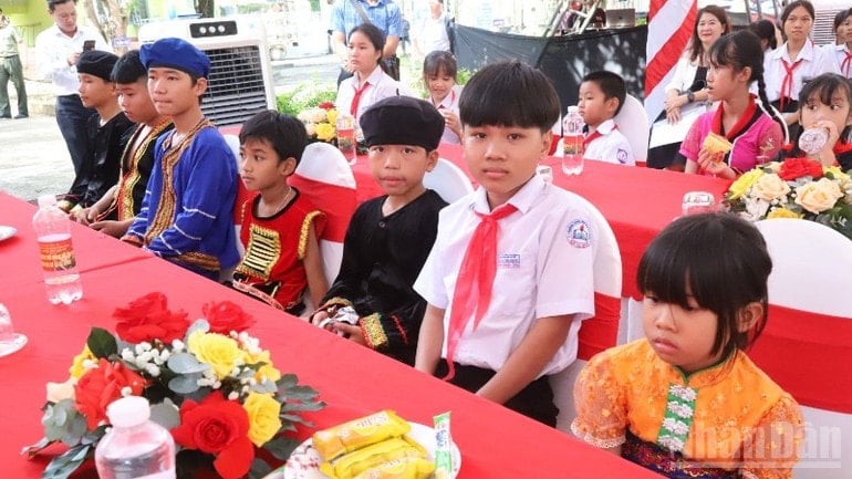 ນັກຮຽນຂອງຕາແສງ Ia Rve ໄດ້ເຂົ້າຮ່ວມພິທີລົງເລິກການກໍ່ສ້າງໂຮງຮຽນກິນນອນຊັ້ນປະຖົມ ແລະ ມັດທະຍົມຢູ່ຕາແສງ Ia Rve. ndo_br_img-7430-1400.jpg