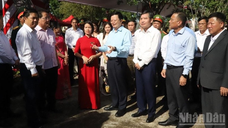 ທ່ານຮອງນາຍົກລັດຖະມົນຕີ Mai Van Chinh ໄດ້ປຶກສາຫາລືກັບການນຳແຂວງ ດັກລັກ ແລະ ຕາແສງ Ia Rve ກ່ຽວກັບເນື້ອທີ່ກໍ່ສ້າງໂຮງຮຽນກິນນອນຊັ້ນປະຖົມ ແລະ ມັດທະຍົມຂອງຕາແສງ Ia Rve. ndo_br_img-7427-4787.jpg