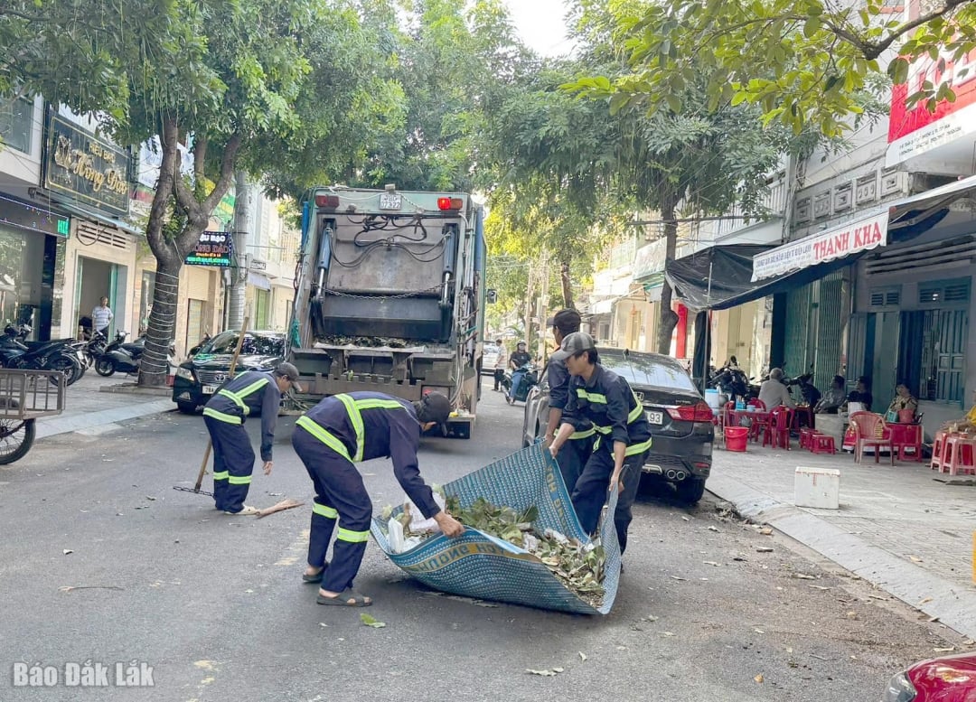 Công nhân được huy động tối đa để dọn dẹp rác thải trên các tuyến đường ở phường Tuy Hòa.