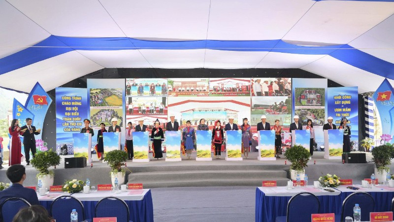 팜티탄트라 부총리와 대표단은 라오까이성에 4개의 기숙형 고등학교 건설을 시작하기 위한 버튼을 눌렀습니다.