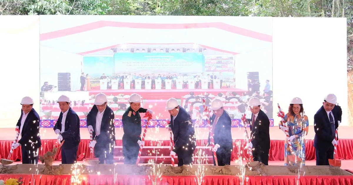 Rộn ràng lễ khởi công trường nội trú xã biên giới ở Cao Bằng