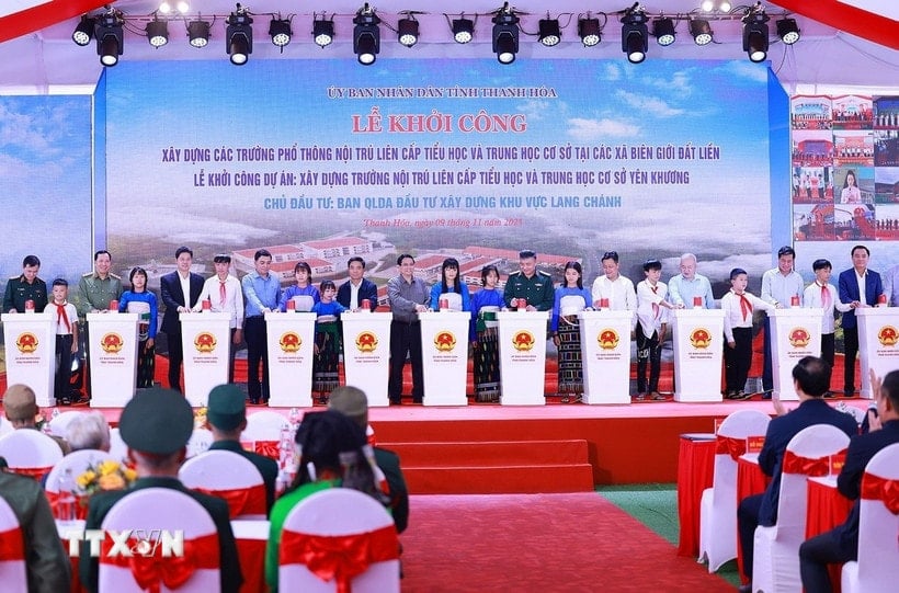 ທ່ານ​ນາ​ຍົກ​ລັດ​ຖະ​ມົນ​ຕີ ຟ້າມ​ບິ່ງ​ມິງ ແລະ​ບັນ​ດາ​ຜູ້​ແທນ​ໄດ້​ລົງ​ຢ້ຽມ​ຢາມ​ໂຮງ​ຮຽນ​ປະ​ຖົມ ແລະ ມັດ​ທະ​ຍົມ​ຕົ້ນ​ຢູ່​ຕາ​ແສງ ອຽນ​ກື​ງ, ແຂວງ ແທງ​ຮ໋ວາ. (ພາບ: ເຢືອງ/VNA)