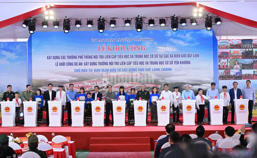 팜 민 찐 총리와 지도자들이 국제 기숙학교 기공식을 진행하고 있다. (사진: 쩐 하이)