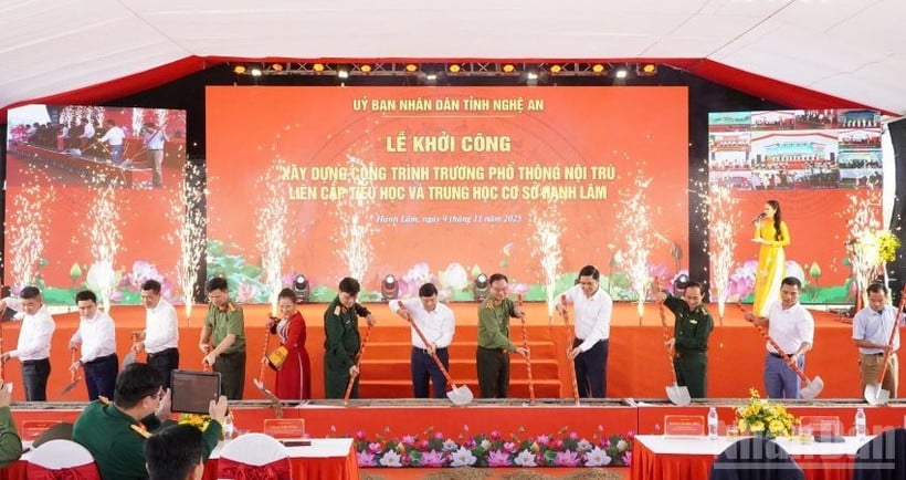 Los delegados llevaron a cabo la ceremonia de colocación de la primera piedra de la escuela.