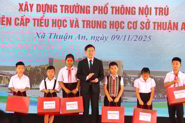 Khởi công trường dân tộc nội trú liên cấp ở vùng biên giới Lâm Đồng, Đắk Lắk - Ảnh 2.