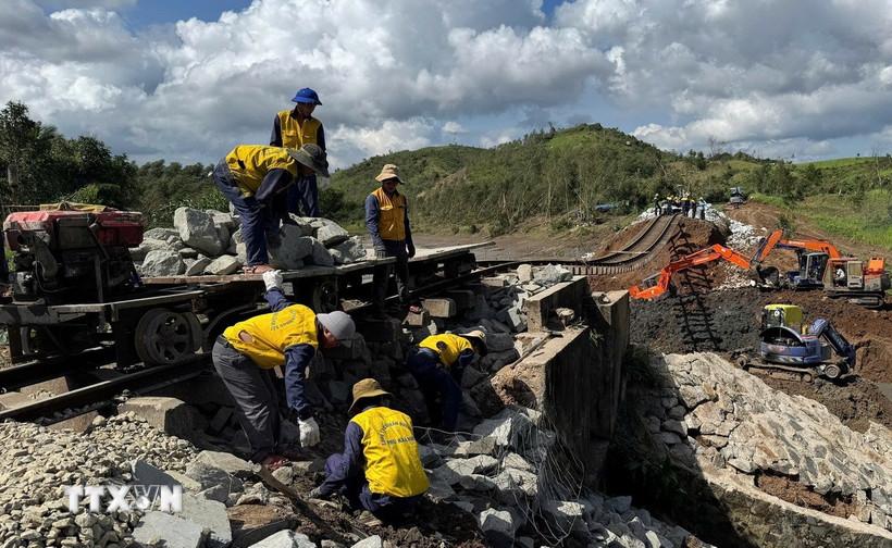 ज़ुआन लान्ह कम्यून (डाक लाक प्रांत) में तूफ़ान संख्या 13 से क्षतिग्रस्त हुई रेलवे की नींव को मज़बूत करते मज़दूर। (फोटो: तुओंग क्वान/वीएनए)