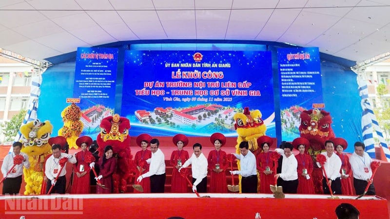 ທ່ານຮອງນາຍົກລັດຖະມົນຕີ ບຸ່ຍແທງເຊີນ ແລະ ການນຳກະຊວງສຶກສາທິການ ແລະ ບຳລຸງສ້າງ ແຂວງ ອານຢາງ ໄດ້ດຳເນີນພິທີປຸກສ້າງໂຮງຮຽນປະຖົມປະຖົມ ແລະ ມັດທະຍົມ Vinh Gia.