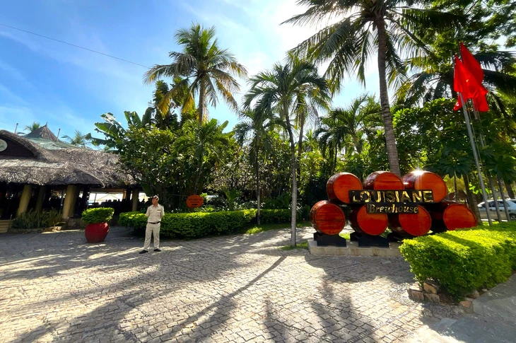 បន្តដណ្តើមយក 'ដីមាស' នៃតំបន់ភោជនីយដ្ឋាន Louisiane ដ៏ល្បីល្បាញនៅលើឆ្នេរ Nha Trang - រូបថតទី 2 ។ Thu hồi 'đất vàng' khu nhà hàng Louisiane nổi tiếng bên bờ biển Nha Trang - Ảnh 2.