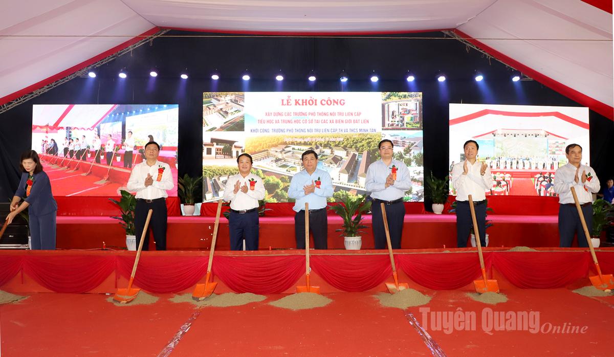 Vice premiärminister Nguyen Chi Dung och provinsens partisekreterare Hau A Lenh samt delegater tog första spadtaget för Minh Tan grundskola och gymnasium. Foto: Van Nghi