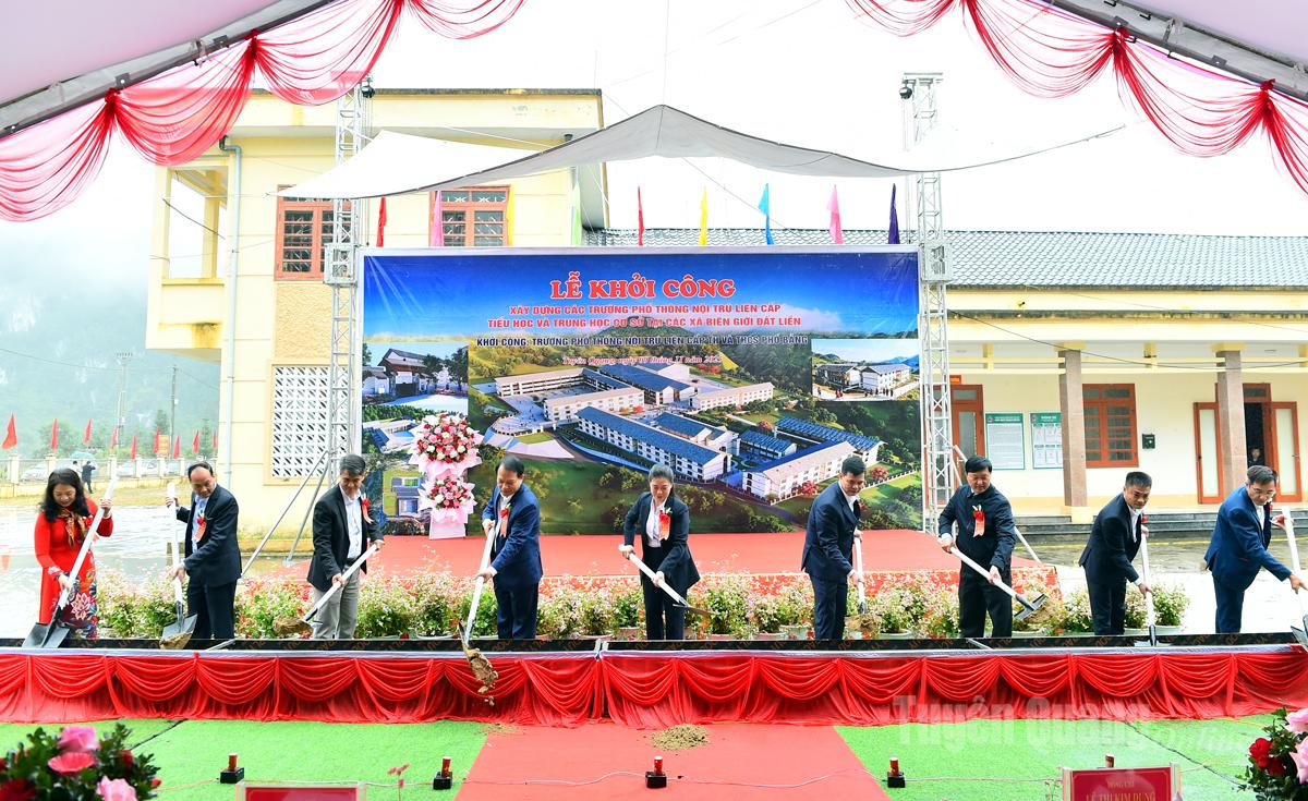 Kamrat Le Thi Kim Dung, ständig biträdande sekreterare för provinsiella partikommittén och delegater förrättade det första spadtaget. Foto: Thanh Phuc
